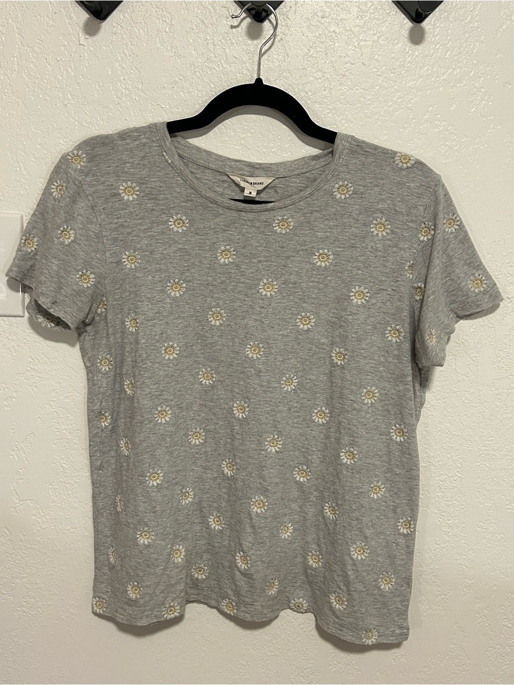 Lucky Brand Heather Gray Embroidered Daisy Tee Size Medium Casual Boho Mom Wear